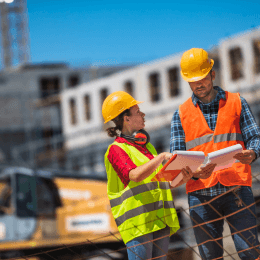 Suivi de chantier par deux collaborateurs